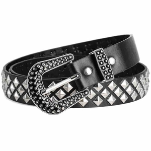 Détail d'une ceinture punk en cuir noir avec clous pyramide argentés et boucle en strass