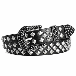 Détail de ceinture punk noire avec trois rangées de clous pyramide et boucle fer à cheval