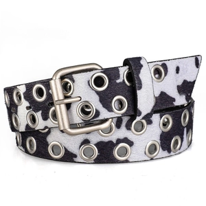 Vintage riem met koeienprint en drie rijen metalen oogjes in punkstijl riem