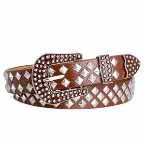 Détail de la ceinture à rivets punk avec clous pyramidaux et boucle en fer à cheval