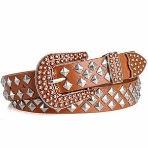Vue détaillée de la ceinture en cuir marron avec rivets argentés et boucle style punk