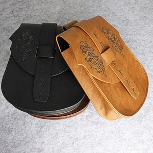 Marsupio medievale in stile vichingo in pelle con rune nordiche impresse in nero e marrone