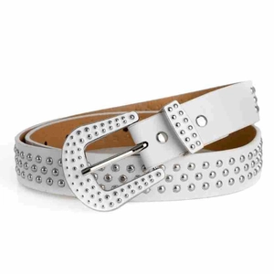 Détail d'une ceinture punk blanche en cuir avec rivets argentés et boucle métal en D