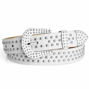 Détail d'une ceinture punk blanche en cuir avec rivets argentés et boucle fer à cheval