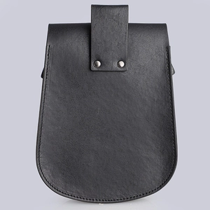 Dettaglio del borsello vintage medievale con passanti per cintura e pelle nera opaca