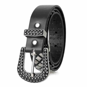 Détail de ceinture rock avec boucle en U et rivets en strass noirs style punk Y2K
