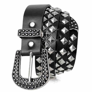 Gros plan de ceinture punk en cuir noir avec clous pyramide argentés et boucle ornementée