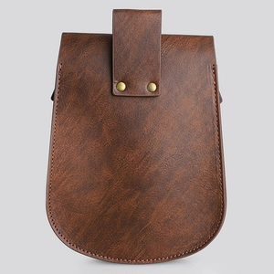 Dettaglio del marsupio medievale marrone scuro con goffratura e texture retrò