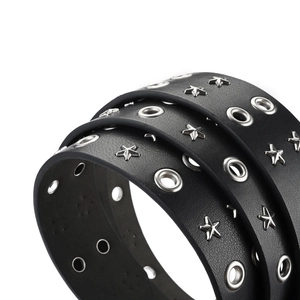 Detail eines schwarzen Punk-Ledergürtels mit silbernen Sternnieten und Metallösen