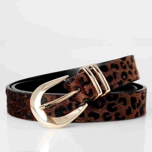 Détail de la ceinture léopard pour femme avec texture poulain et boucle ronde dorée