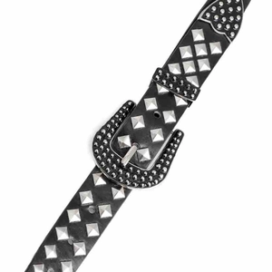 Détail de la ceinture punk noire avec triple rangée de clous métalliques carrés argentés