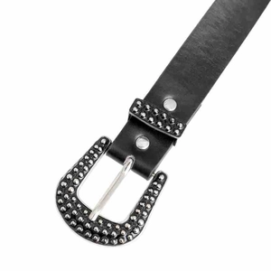 Détail d'une ceinture punk en cuir avec boucle fer à cheval et clous métalliques