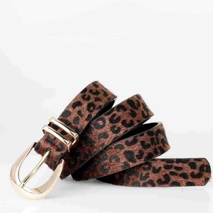 Détail d'une ceinture léopard avec texture poulain et boucle ovale dorée brillante