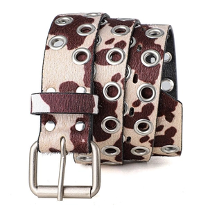 Punk riem met koeienprint, dubbele metalen oogjes en zilveren gesp decoratie