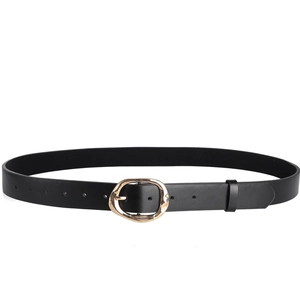 Détail d'une ceinture en cuir noir avec boucle dorée ovale irrégulière sur fond blanc