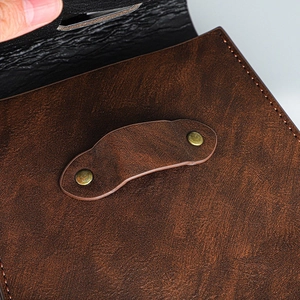 Dettaglio della borsa medievale vintage con rivetti in bronzo e trama in pelle marrone