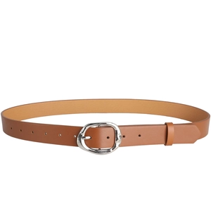 Détail d'une ceinture en cuir marron foncé avec boucle argentée irrégulière martelée