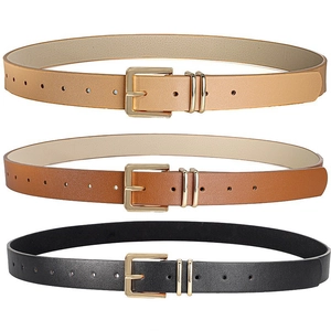 Detail van drie smalle PU-lederen riemen in beige, bruin en zwart met gouden gespen
