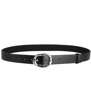 Détail de la boucle irrégulière en métal argenté et ceinture en cuir noir grainé