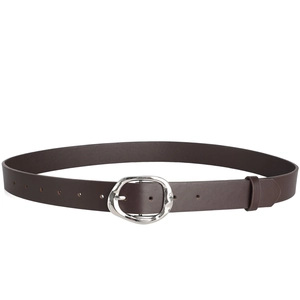 Détail d'une ceinture en cuir marron foncé avec boucle argentée et trous ajustables