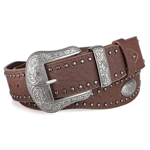 Détail de la boucle florale argentée et des rivets métalliques sur la ceinture marron