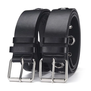 Détail de deux ceintures punk en cuir noir avec œillets métalliques et boucles à ardillon