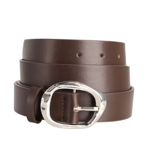 Détail d'une ceinture en cuir marron foncé avec grande boucle en métal argenté