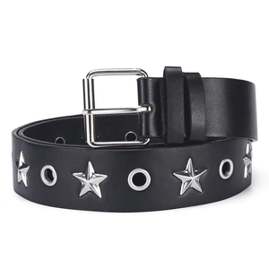 Ceinture punk en cuir noir avec clous étoiles argentés et œillets sur fond blanc