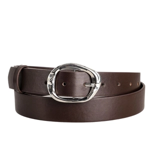 Détail d'une ceinture en cuir marron foncé avec boucle ovale argentée irrégulière polie