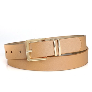Detail van camel PU-lederen riem met gepolijste gouden gesp en lychee-textuur