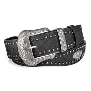Détail macro de ceinture en cuir noir style western avec boucle florale et rivets