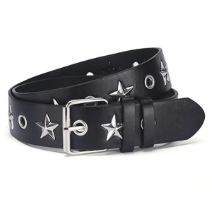 Détail de la ceinture punk en cuir noir avec clous en forme d'étoile et œillets