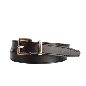 Detail van een smalle zwarte leren riem met een gepolijste gouden vierkante gesp