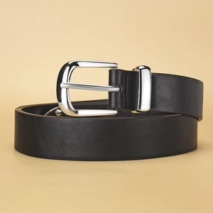 Gros plan d'une ceinture en cuir noir avec boucle en métal argenté et texture fine