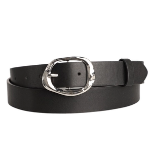 Détail de la ceinture en cuir noir avec une boucle unique en métal argenté irrégulier