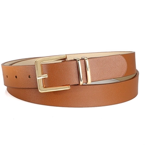 Detail van bruine leren riem met litchi-patroon, gouden gesp en dubbele metalen lussen