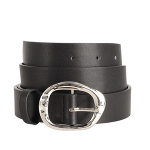 Détail de ceinture noire en cuir avec boucle argentée ovale irrégulière sur fond blanc épuré