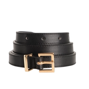 Close-up van minimalistische zwarte leren riem met gouden gesp en lychee textuur