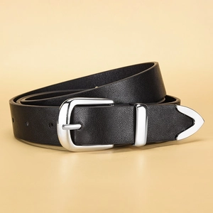 Détail de ceinture en cuir noir avec grain texturé et boucle à ardillon argentée polie