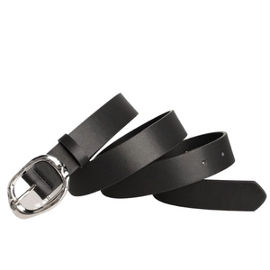 Détail de la ceinture en cuir noir avec boucle ovale argentée et coutures précises