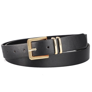 Detail van een zwarte lederen riem met een elegante rechthoekige gouden doorngesp