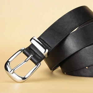 Vue macro ceinture en cuir noir texture litchi et boucle ardillon en métal poli argenté