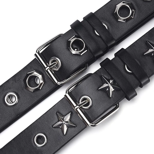 Détail de ceintures punk en cuir noir avec clous en étoile et œillets métalliques