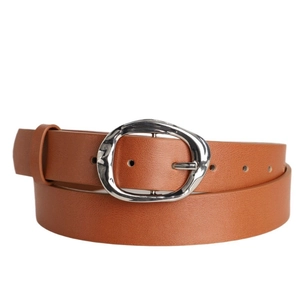 Détail d'une ceinture en cuir marron avec boucle métallique argentée irrégulière