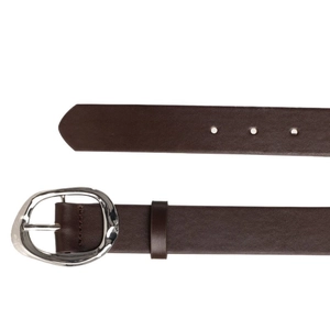 Détail d'une ceinture en cuir marron foncé avec boucle irrégulière en métal argenté poli