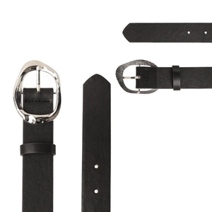 Vues détaillées d'une ceinture noire en cuir avec boucle irrégulière en métal argenté