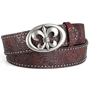 Détail de la ceinture en cuir gaufré avec motifs floraux et boucle fleur de lys
