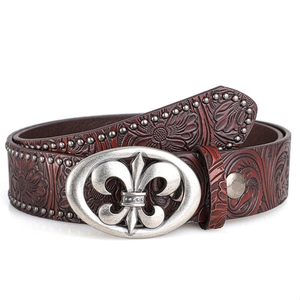 Détail d'une ceinture en cuir embossé vintage avec rivets argentés et boucle lys