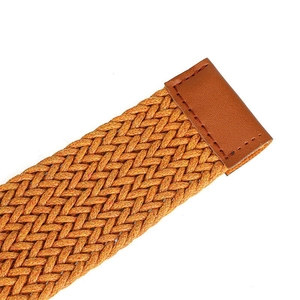 Dettaglio macro della trama della cintura intrecciata elastica con finitura in pelle