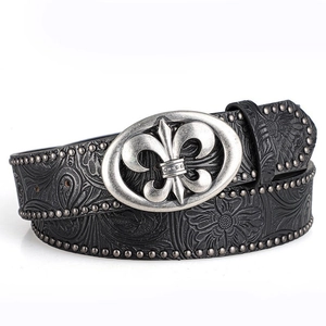 Détail de ceinture punk en cuir gaufré avec rivets métalliques et boucle à motif fleur de lys